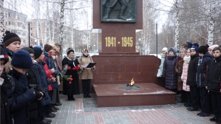 г. Новочебоксарск: в День неизвестного солдата горожане возложили цветы к Вечному огню