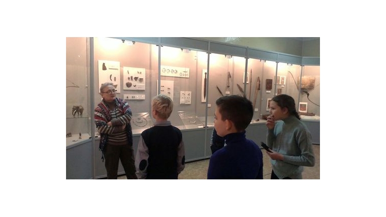 Члены кружка «Родное село» в Алатырском краеведческом музее