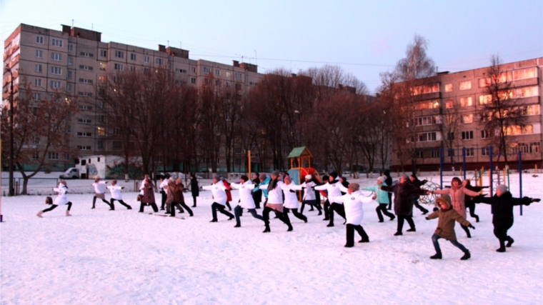 По порядку стройся в ряд! Сотрудники Новочебоксарской стоматологической поликлинки и жители города вышли на очередную утреннюю зарядку