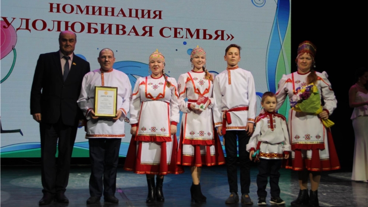 Семья Александровых из Аликовского района победитель республиканского конкурса Семья года в номинации Трудолюбивая семья