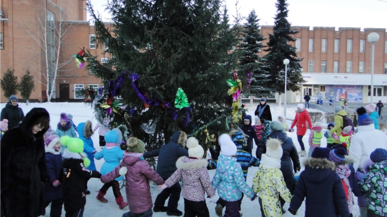 На площадке ДК «Салют» прошло открытие елки Юго-западного микрорайона