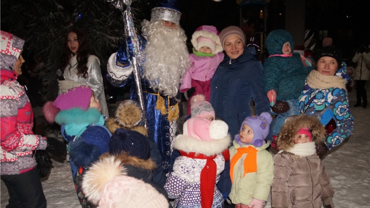 Ленинский район г.Чебоксары: дворовый праздник собрал у новогодней елки и взрослых, и детей