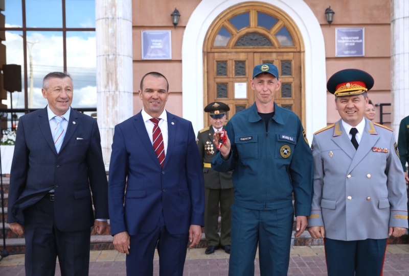 Ключи от новой пожарной машины - из рук Главы Чувашии