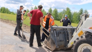 В рамках  федеральной  программы «Безопасные и качественные  дороги» ООО «СМУ» приступило к работе по подготовке дорожного полотна «Моргауши-Хорной-Ижелькасы» к ремонту