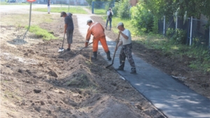 В д.Верхние Ачаки завершается строительство тротуара к автобусной остановке