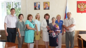 Сотрудники Ядринской районной администрации поздравили Абакумову Алевтину Ивановну с юбилеем