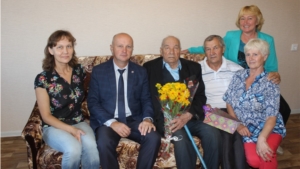 Глава Ядринской районной администрации поздравил с 99-летием жителя г. Ядрин
