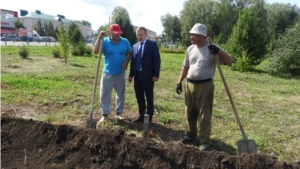 Александр Осипов ознакомился с ходом работ по благоустройству территории МБОУ «Комсомольская СОШ №1»