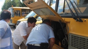 Проверка готовности школьных автобусов к новому учебному году