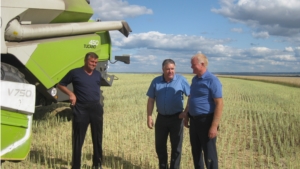 На пике уборочной страды глава администрации Порецкого района Е.Лебедев посетил ряд  сельхозпредприятий