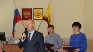 1 октября глава Ядринской районной администрации Андрей Софронов поздравил ветеранов муниципальной службы с Международным днем пожилых людей