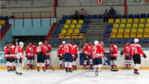 В матче чемпионата Чувашии встретились два поколения хоккеистов новочебоксарского "Сокола"