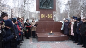 г. Новочебоксарск: в День неизвестного солдата горожане возложили цветы к Вечному огню