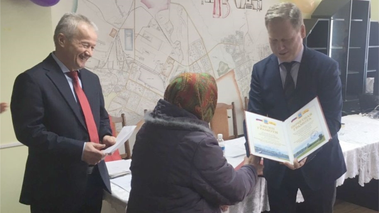 В преддверии профессионального праздника Евгений Кадышев вручил награды работникам отрасли ЖКХ