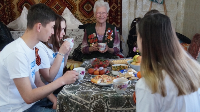 Акция «Чистые окна»: волонтерские молодежные бригады проводят уборку у ветеранов