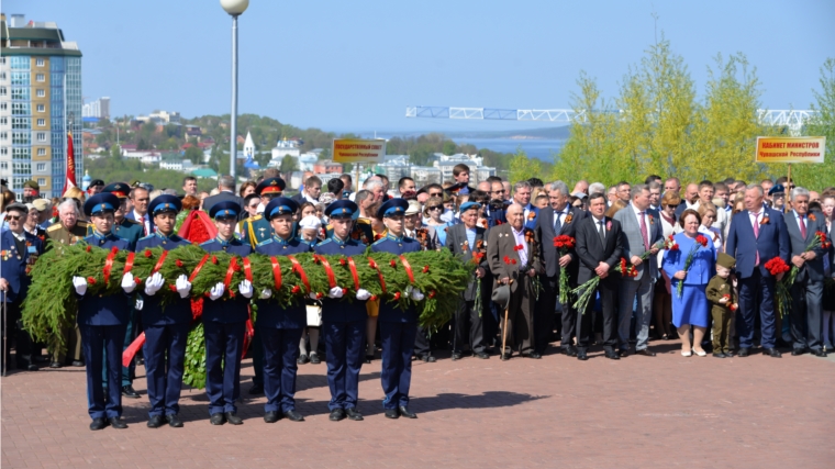 Празднование Дня Победы в Чебоксарах началось с возложения цветов к Монументу Воинской Славы