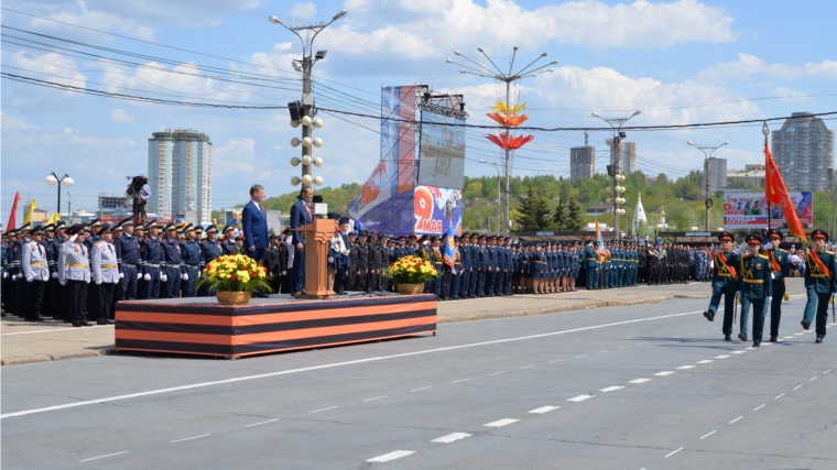 На Красной площади г. Чебоксары состоялся торжественный митинг и прохождение сводного полка подразделений Чебоксарского гарнизона и военной техники
