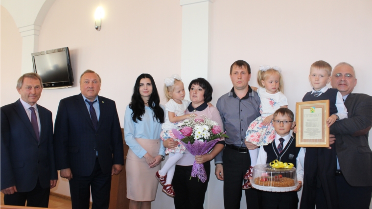 г. Новочебоксарск: многодетным семьям торжественно вручили сертификаты на земельные участки