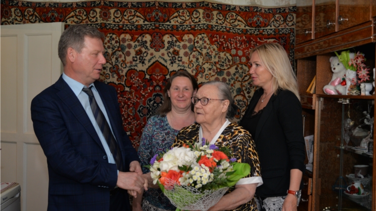 Евгений Кадышев поздравил долгожительницу Чебоксар с 90-летием