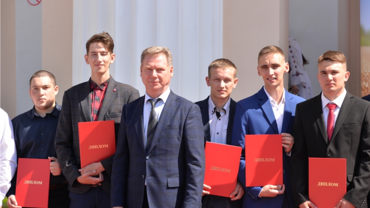 Глава города Чебоксары Евгений Кадышев вручил дипломы выпускникам столичных высших учебных заведений