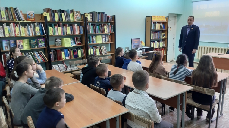 Депутат НГСД Игорь Анаков и председатель Молодежного Парламента города Сергей Роговой приняли участие в патриотическом часе "Согласие, единство, вера", посвященный Дню народного единства