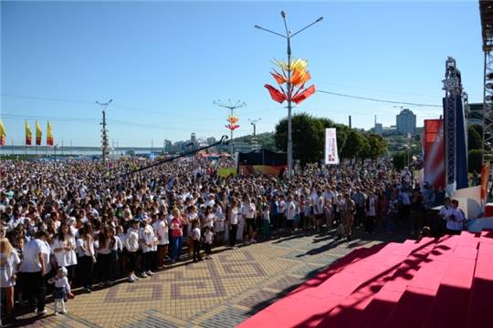 В День города в Чебоксарах прошла самая массовая и рекордная по количеству «Утренняя зарядка со звездой»