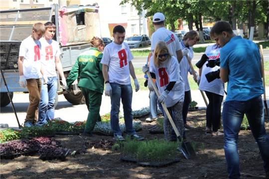 Молодежный вклад в благоустройство города - новые цветочные клумбы