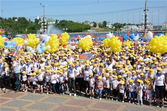 В День защиты детей юные чебоксарцы стали участниками рекордной детской зарядки со звездой