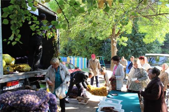 Ярмарки в рамках месячника &quot;Дары осени&quot; продолжаются. Депутаты помогают в доставке сельхозпродукции до дома социально не защищенным гражданам