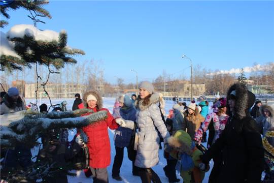 Ирина Клементьева поздравила с Новым годом жителей микрорайона