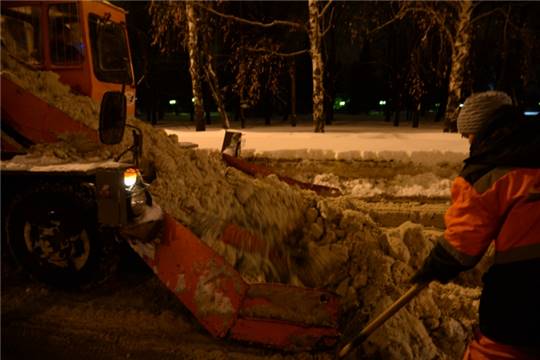 По итогам ночного объезда города Леонид Черкесов поручил закрепить за уборкой тротуаров дополнительно по два трактора в каждом районе