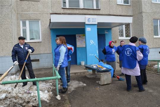 На уборку дворовой территории вместе с депутатом Олегом Скворцовым вышли жильцы двора по пр. Тракторостроителей, 34