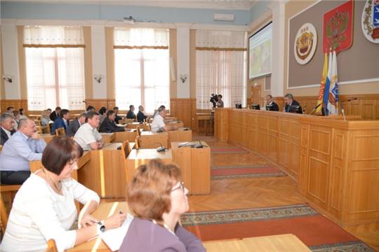 На еженедельной планерке Леонид Черкесов предложил привлечь чебоксарцев к праздничному оформлению города ко Дню России