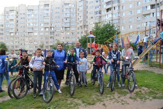 Праздники двора состоялись при поддержке депутата Олега Скворцова накануне Дня России