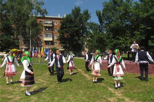 День Республики: яркая палитра народного творчества – на дворовом празднике в поселке Новые Лапсары