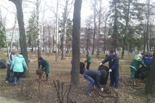 В санитарный четверг депутат Олег Скворцов и коллектив АО "Зеленстрой" вышли на уборку городского парка