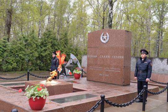 В Чебоксарах состоялась церемония возложения цветов и венков к Братской могиле воинов, умерших от ран в госпиталях города