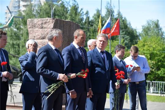 В День памяти и скорби в мемориальном комплексе «Победа» города Чебоксары возложили цветы и венки к Вечному огню