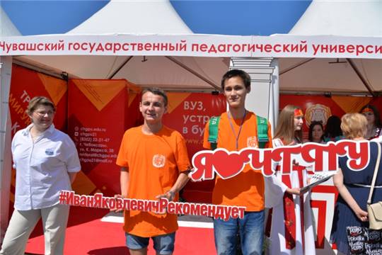 Юбилейная XXV Межрегиональная выставка «Регионы – сотрудничество без границ» открылась на Красной площади г. Чебоксары
