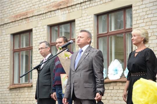 Депутаты Чебоксарского городского Собрания депутатов приняли участие в торжественных линейках, приуроченных ко Дню знаний