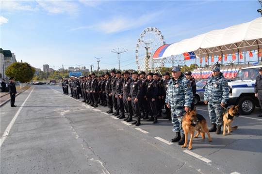 Глава города Чебоксары Евгений Кадышев наградил сотрудников органов внутренних дел