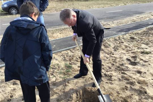Глава города Чебоксары Евгений Кадышев принял участие в закладке каштановой аллеи