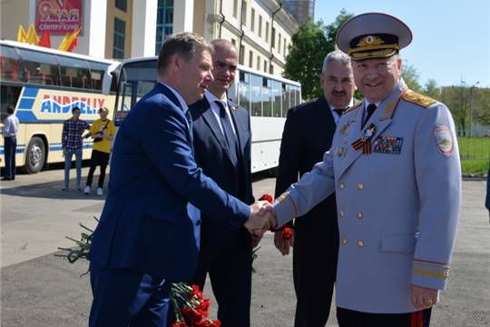 Празднование Дня Победы в Чебоксарах началось с возложения цветов к Монументу Воинской Славы