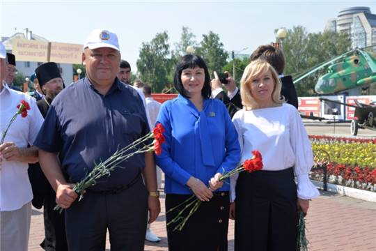 В День памяти и скорби горожане возложили цветы и венки к Вечному огню