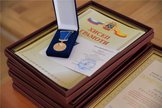 В АО «ЧПО им. В.И. Чапаева» Геннадию Хорошеву вручена юбилейная медаль «В память о 550-летии города Чебоксары»