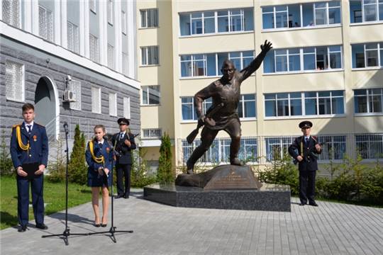 Глава города Чебоксары Евгений Кадышев принял участие в Едином дне возложения цветов
