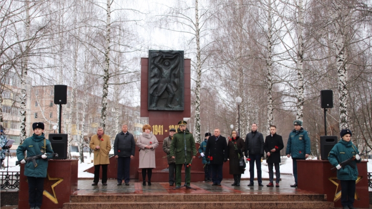 Глава города и депутаты НГСД приняли участие в митинге, посвященном Победе в Сталинградской битве