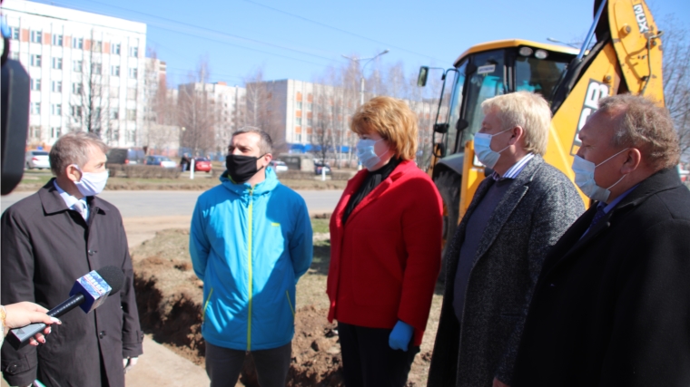 Депутаты Госсовета Чувашии и Новочебоксарского городского Собрания депутатов ознакомились с ходом ремонта улицы Винокурова