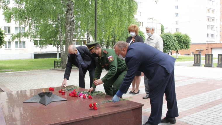 22 июня в День памяти и скорби в Новочебоксарске возложили цветы к Вечному огню