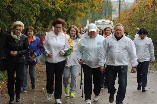 В Новочебоксарске во Всероссийский день ходьбы прошла оздоровительная акция "Прогулка с врачом"
